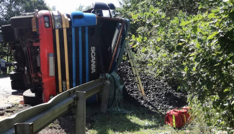 Wypadek Ciężarówki Wiozącej Węgiel. Przygniotła Samochód Osobowy - Tv Republika
