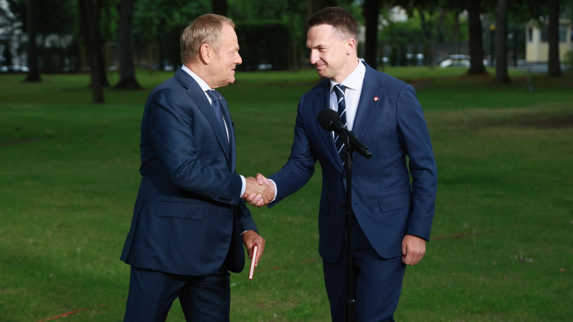 Od pierwszego dnia Szłapka stara się dorównać Tuskowi. Czy pokona mistrza?