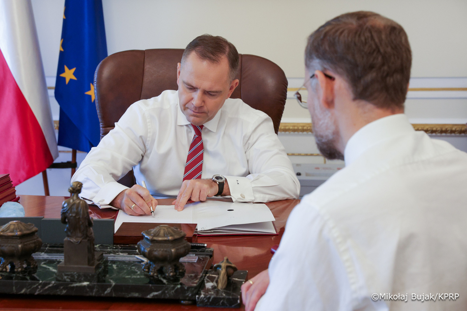Prezydent Nawrocki podpisuje ustawę