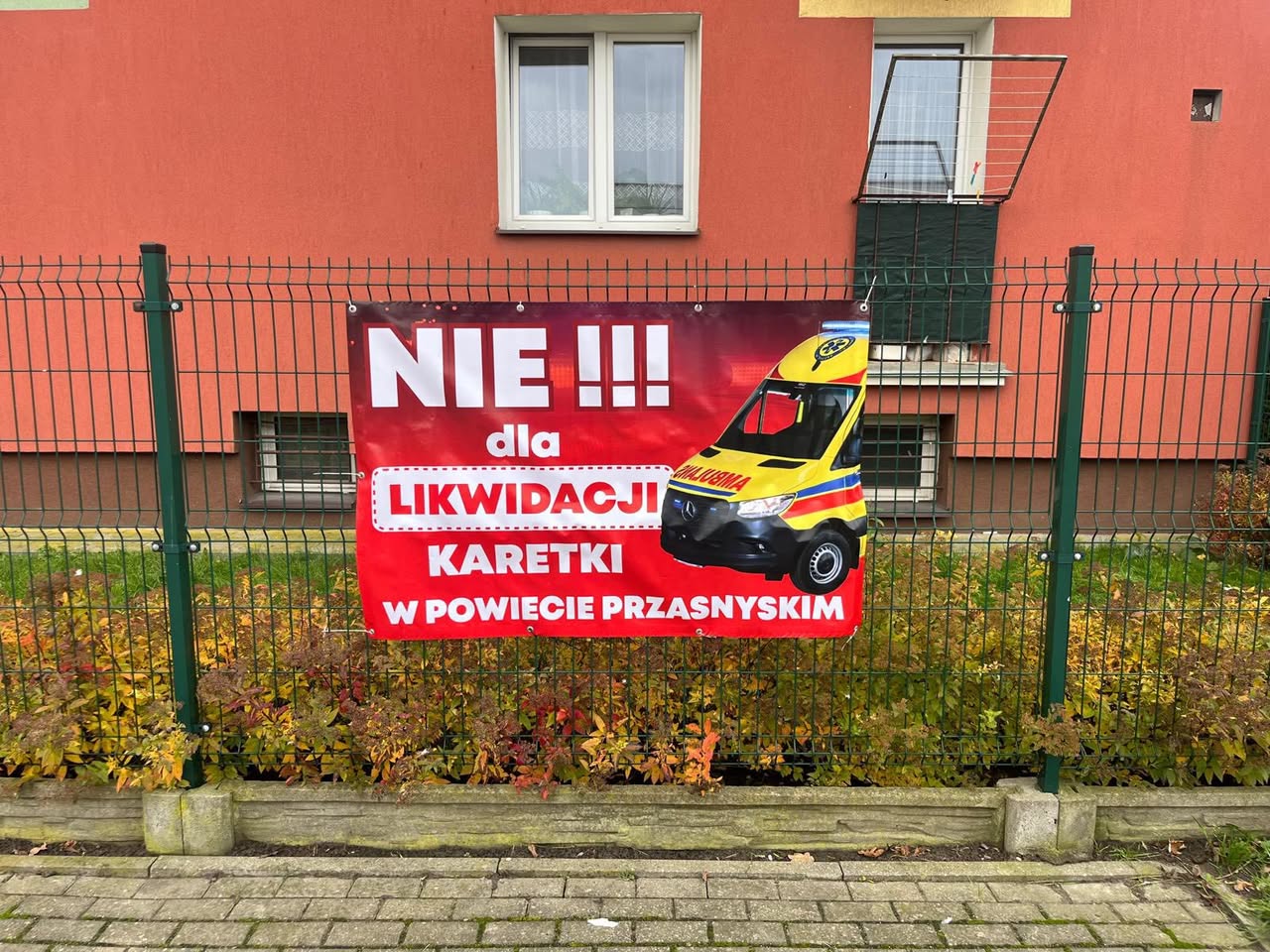 Alarm w Przasnyszu. Mieszkańcy boją się ograniczenia pracy karetek Alarm w Przasnyszu. Mieszkańcy boją się ograniczenia pracy karetek