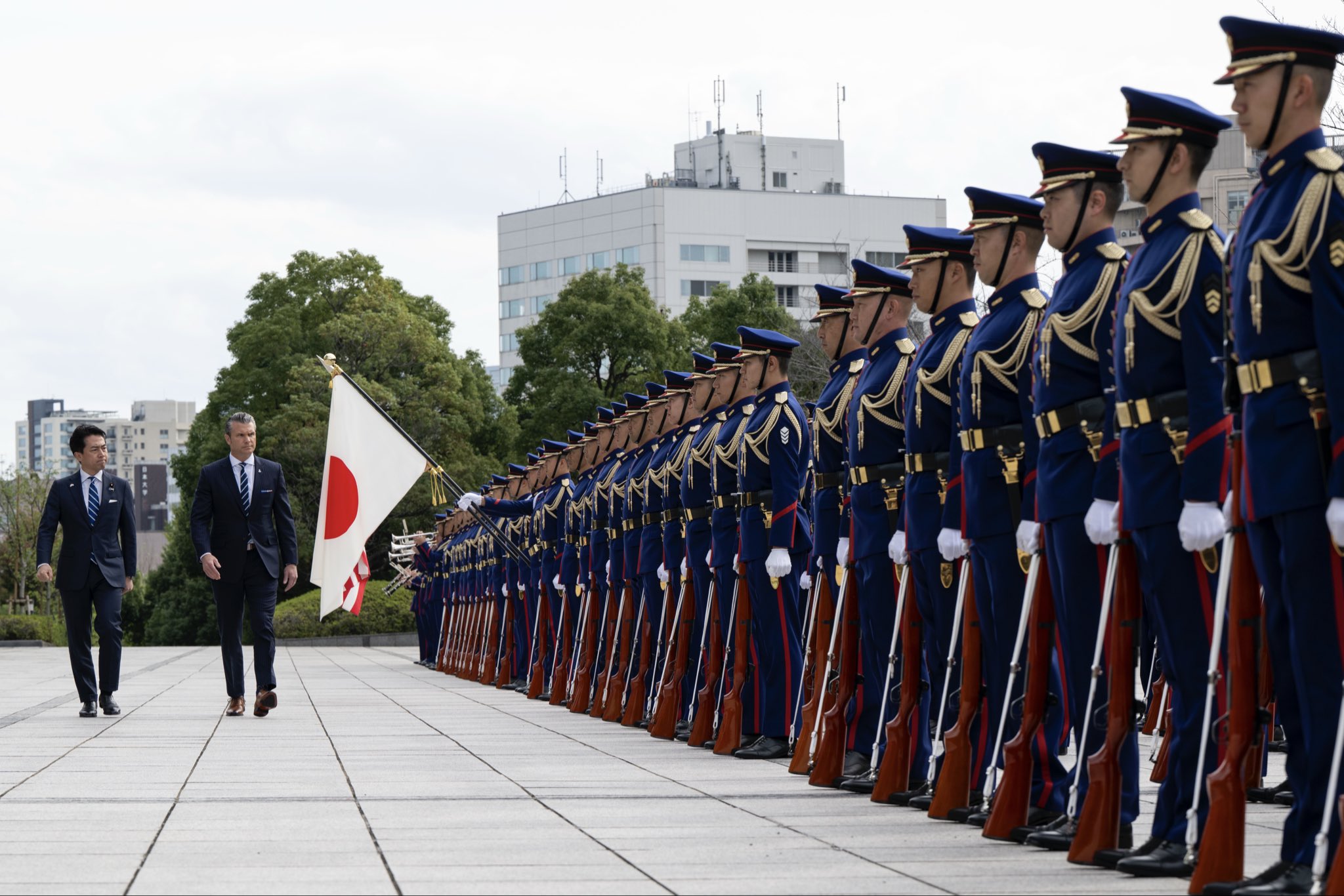 Shinjiro Koizumi i Pete Hegseth Shinjiro Koizumi i Pete Hegseth