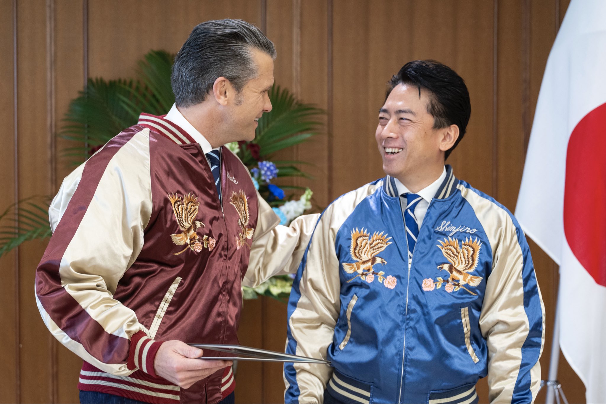 Shinjiro Koizumi i Pete Hegseth Shinjiro Koizumi i Pete Hegseth