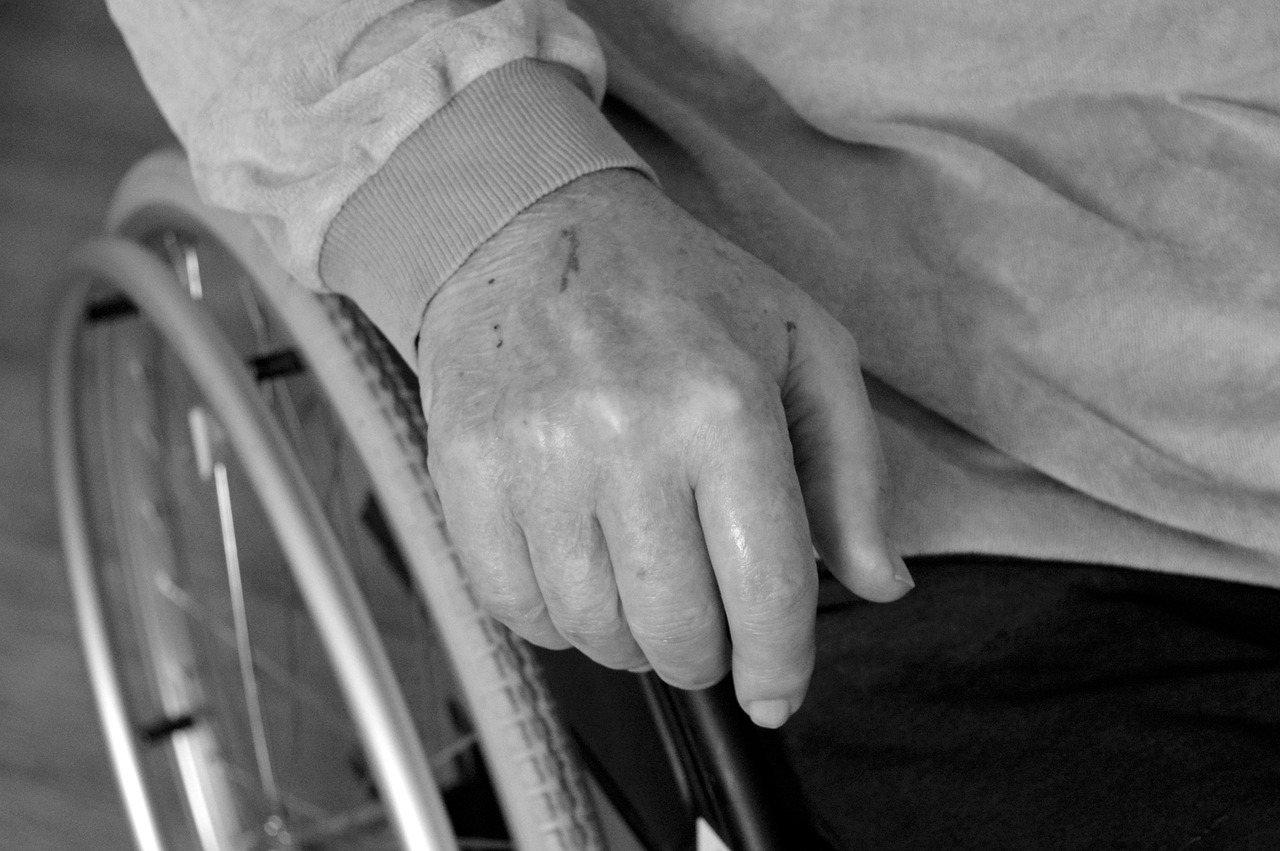 starszy człowiek wymagający opieki