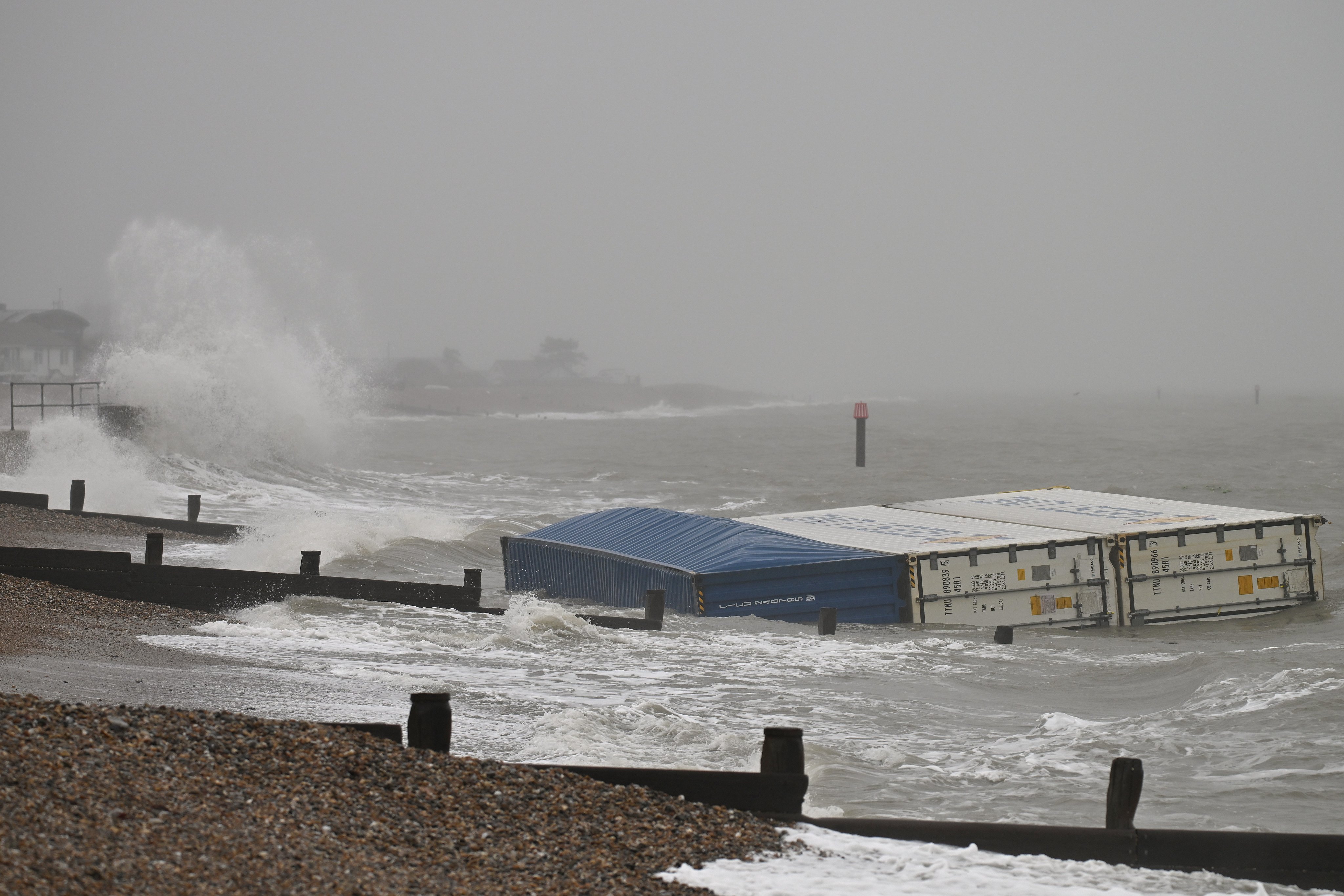 kontenery na plażach południowej Anglii