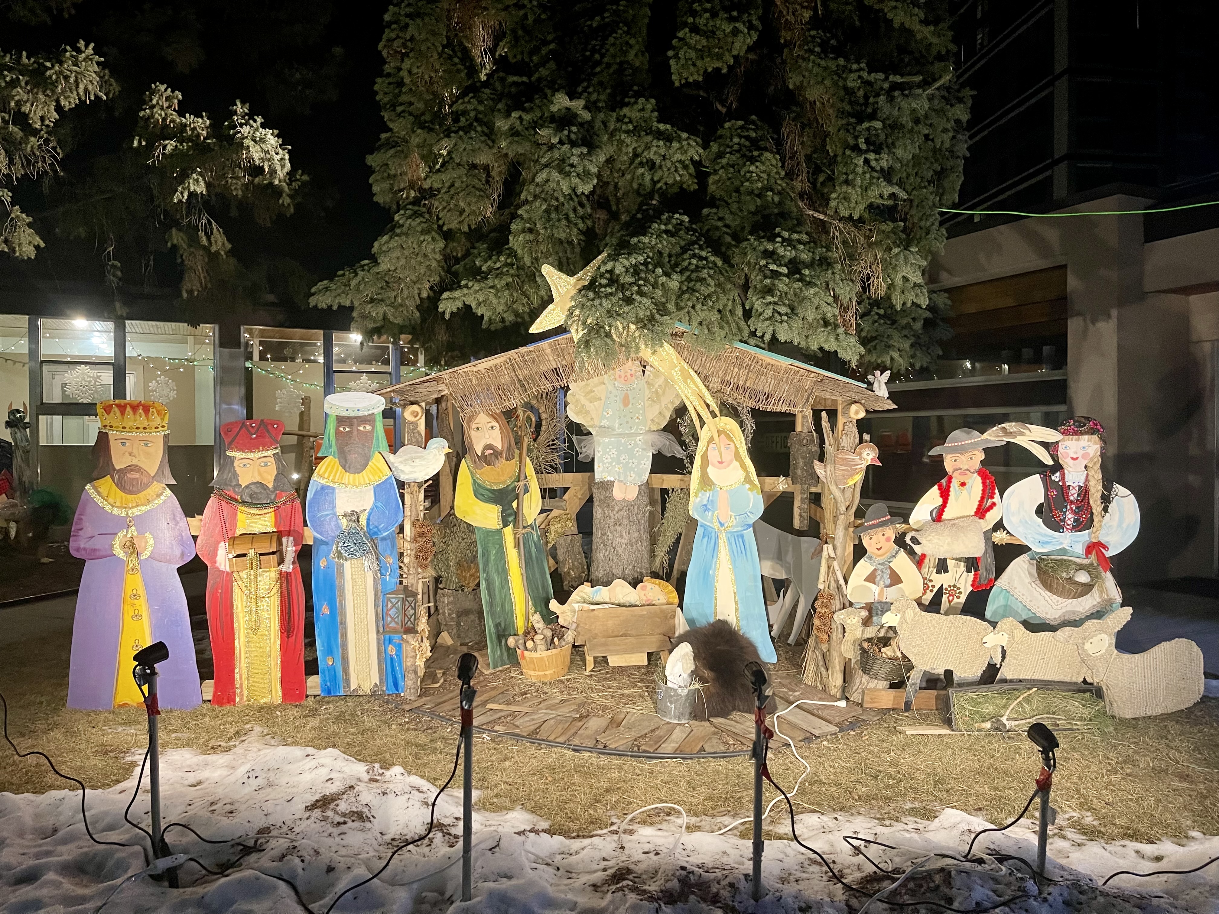 szopka bożonarodzeniowa przed kościołem Królowej Pokoju w Calgary