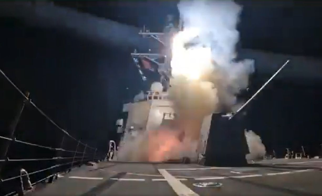 wystrzelenie pocisku z USS Paul Ignatius