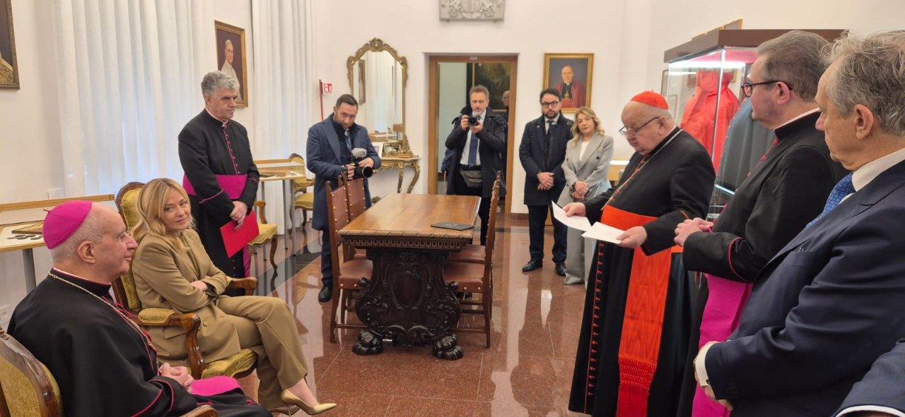 Meloni oddaje hołd Janowi Pawłowi II w Rzymie