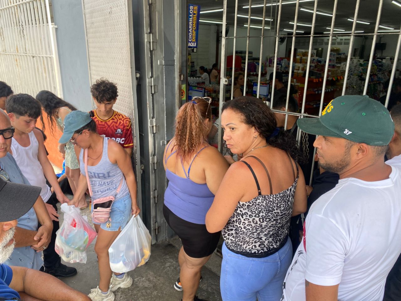 kolejki przed sklepami w Wenezueli