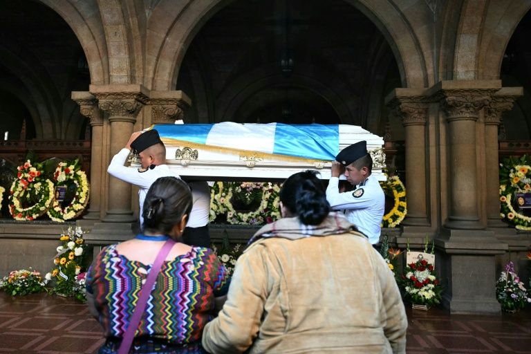 trumna z jednym z zabitych policjantów