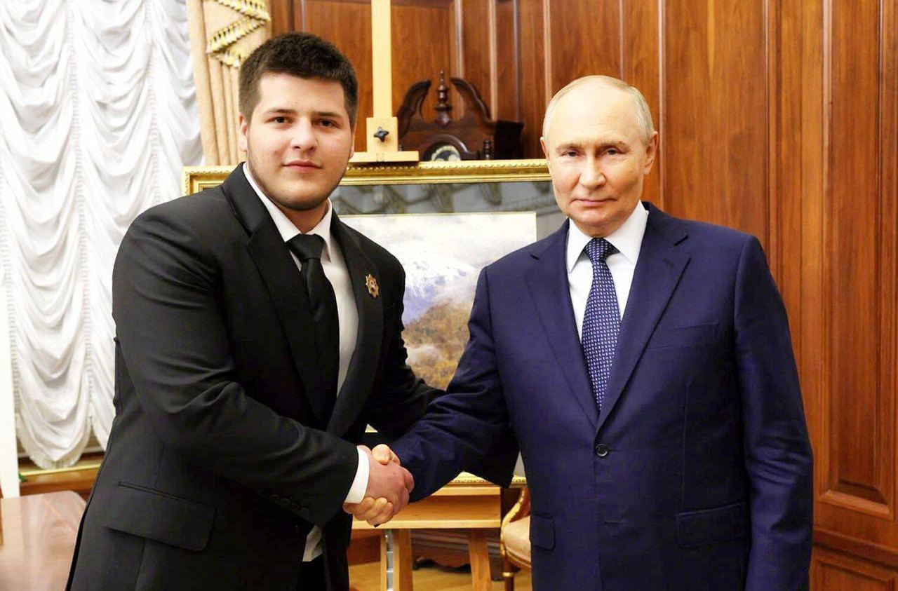 młody Kadyrow z Putinem