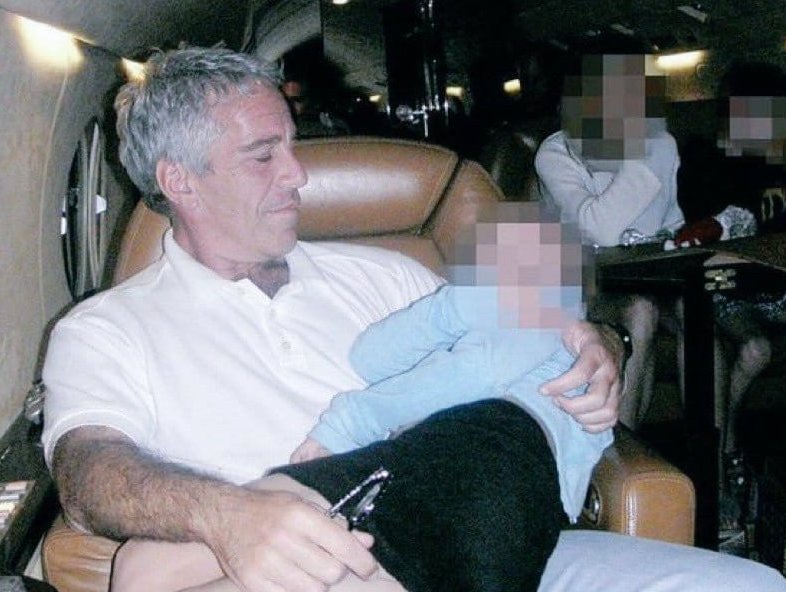 fotografia Jeffreya Epsteina na pokładzie jego prywatnego samolotu (tzw. „Lolita Express”)