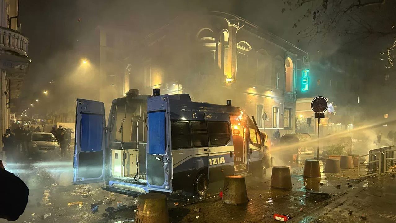 spalony radiowóz przez terrorystów Antify w Turynie