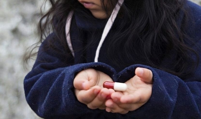 kapsułka w rękach dziecka