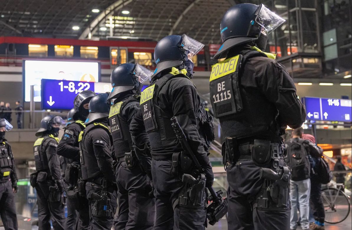 policja na dworcu centralnym Berlina