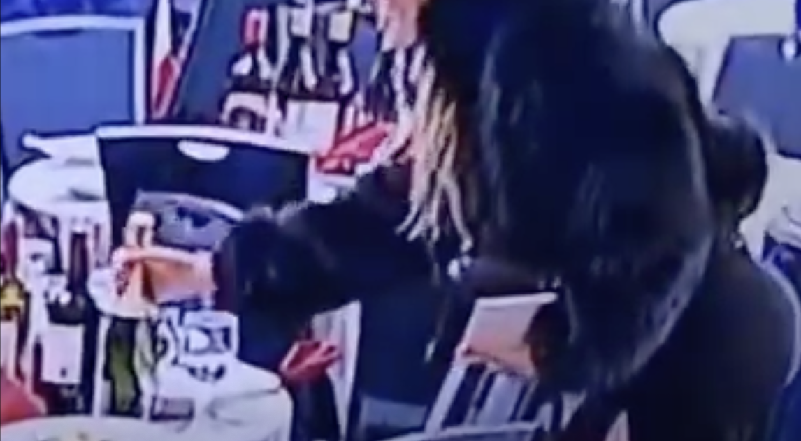 Po ewakuacji balu korespondentów w Waszyngtonie jedna z uczestniczek zaczęła wynosić alkohol