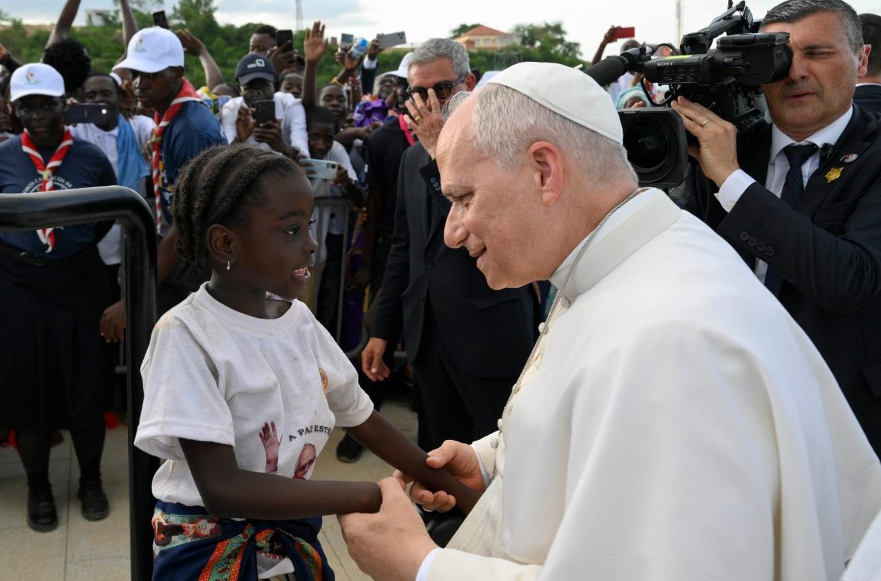 Papież w Afryce wzywa do pokoju i odrzucenia magii