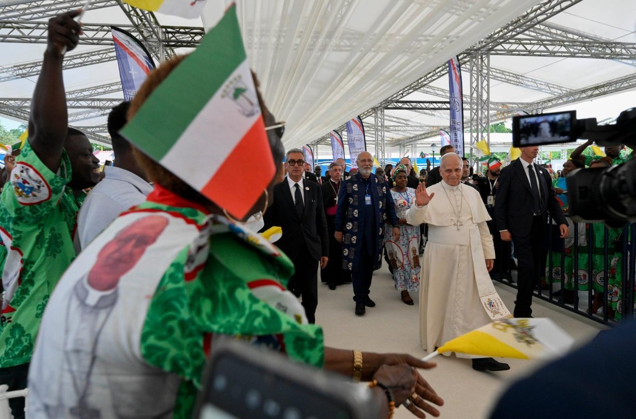 Papież Leon XIV wśród chorych psychicznie w Afryce przynosi przesłanie nadziei