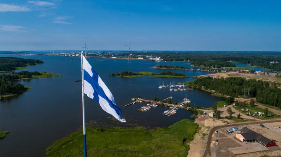 flaga na maszcie w Hamina, Finlandia
