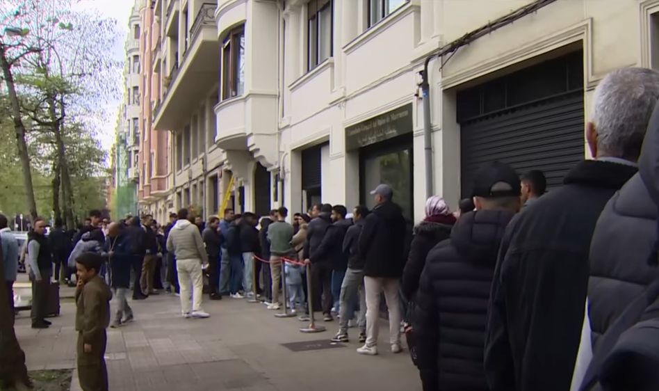 kolejki do konsulatu marokańskiego w Hiszpanii