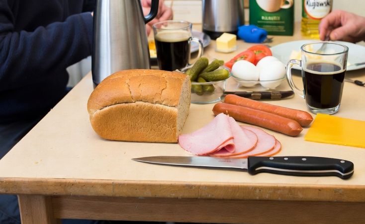 nóż przy śniadaniu