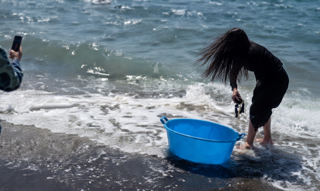 wyrzuciły homary do morza