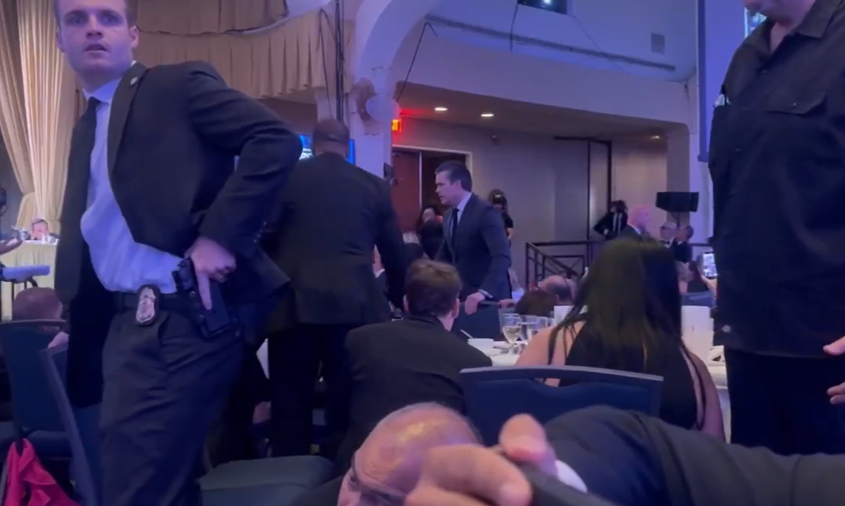 strzały podczas kolacji, Trump ewakuowany