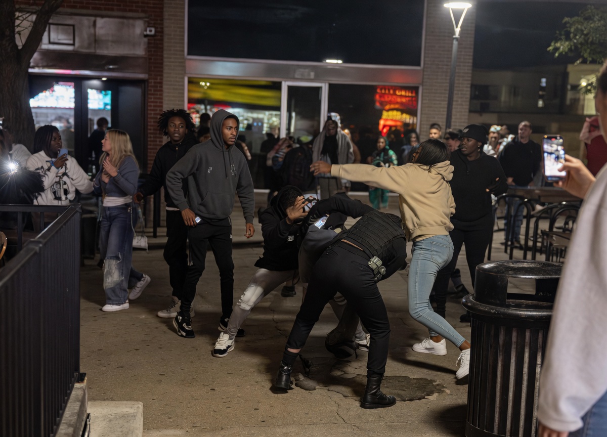 masowa bójka w Iowa City