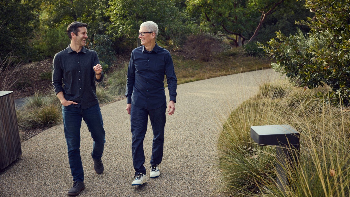 John Ternus i Tim Cook