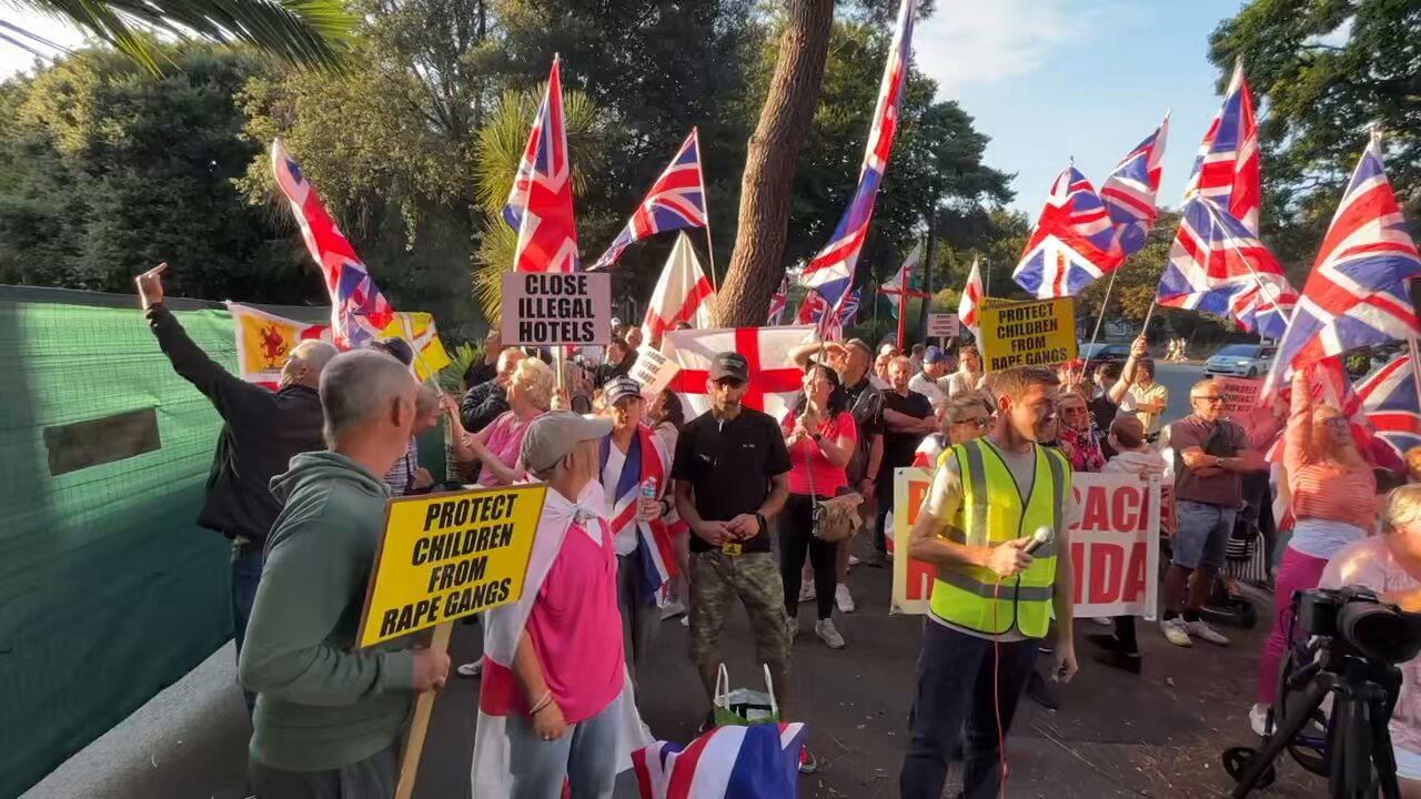 protest przed hotelem Britannia w Bournemouth w hrabstwie Dorset