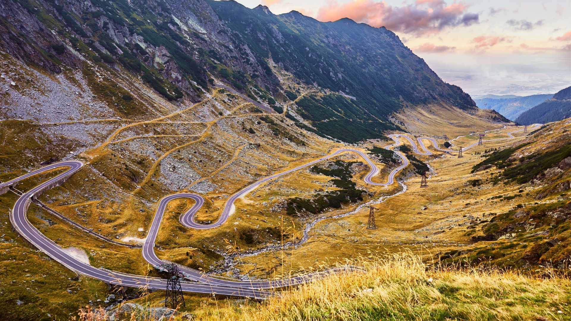 Traseul Transfagarasan prin Carpatii Meridionali este acum deschis [wideo]