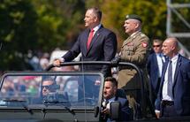 Prezydent Karol Nawrocki podczas przejazdu ulicą w ramach parady z okazji Dnia Wojska Polskiego w Warszawie, 15 sierpnia 2025