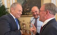 Tusk z gwiazdami serialu Ranczo