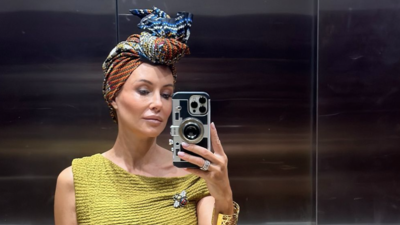 Małgorzata Rozenek z turbanem na głowie relacjonuje wyprawę do Afryki.