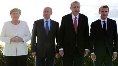 Angela Merkel z prezydentami Rosji Władimirem Putinem, prezydentem Turcji Recepem Tayyipem Erdoğanem i prezydentem Francji Emmanuelem Macronem. Zdjęcie wykonano cztery lata po pierwszej agresji Rosji na Ukrainę - w 2018 roku