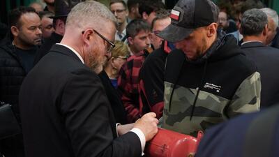 Gaśnica - to ona ostatnio najczęściej kojarzy się z europosłem Grzegorzem Braunem