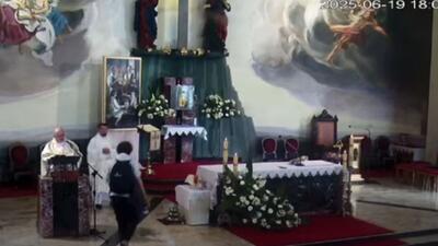 W trakcie Eucharystii, o godz. 18, młody mężczyzna podszedł w stronę ołtarza, a następnie rzucił plastikową butelką w tabernakulum