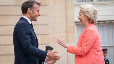 Macron skrytykował von der Leyen