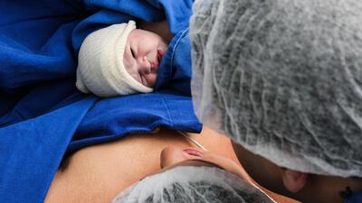 Wielka Brytania wyznacza nowe rozwiązania genetyczne. Dziecko ma troje rodziców