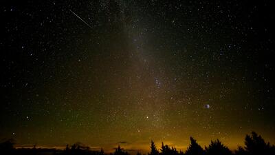 zbliża się noc podwójnego roju gwiazd na nebie