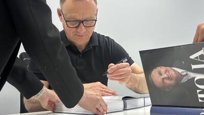 Andrzej Duda w trakcie pospisywania swojej książki "To ja"