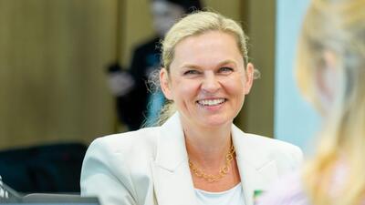 Mimo rosnącej fali protestów, ministra Nowacka nie traci dobrego humoru