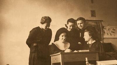 Szkoła Sióstr Nazaretanek nie potrzebuje wielkich słów, by opowiadać swoją historię. Opowiada ją cicho – przez ślady w murach, przez pamięć, przez przykład