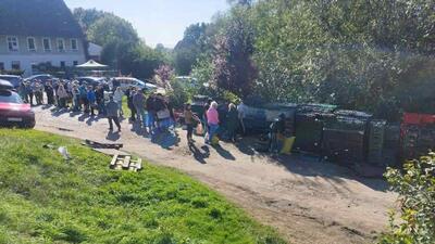 Klienci kupujący śliwki od rolnika