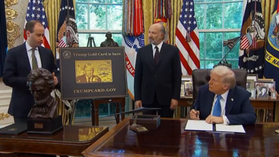 Prezydent Donald Trump podpisujący rozporządzenie w sprawie Złotej Karty