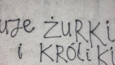 Zniszczona elewacja sądu w Łodzi