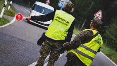 Żołnierz WOT i funkcjonariusz Straż Granicznej przy granicy polsko-niemieckiej