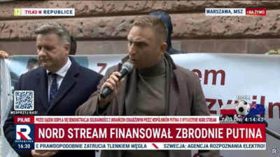 Robert Bąkiewicz na proteście pod siedzibą MSZ