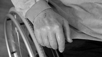 starszy człowiek wymagający opieki