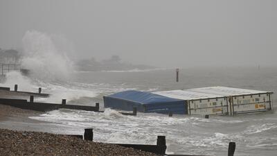 kontenery na plażach południowej Anglii