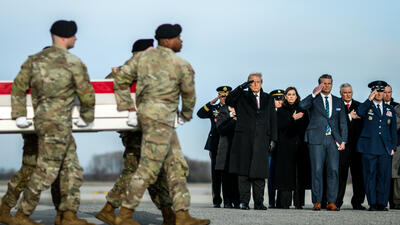 trumna z żołnierzem zabitym przez ISIS